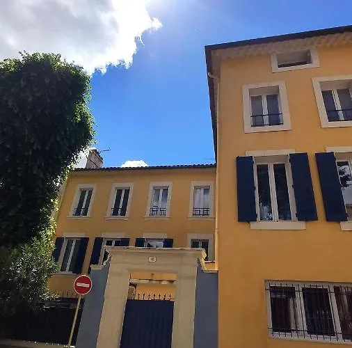 A Deux Pas Du Theatre